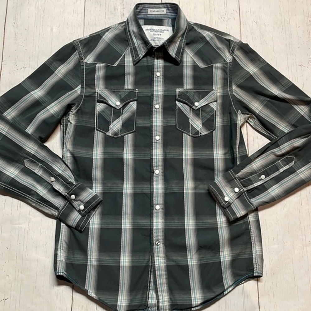 American Eagle women’s western style snap front long sleeve shirt. Size XS